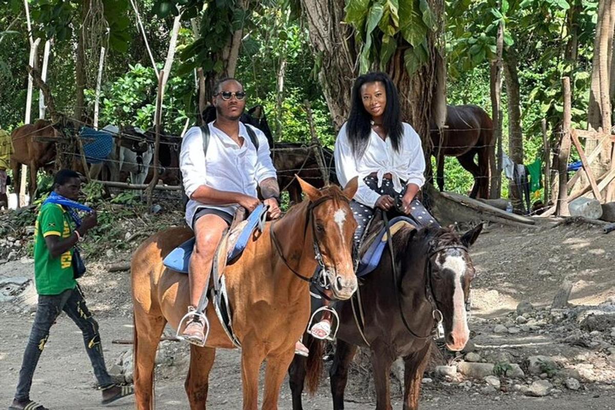Dos personas montando a caballo en una calle