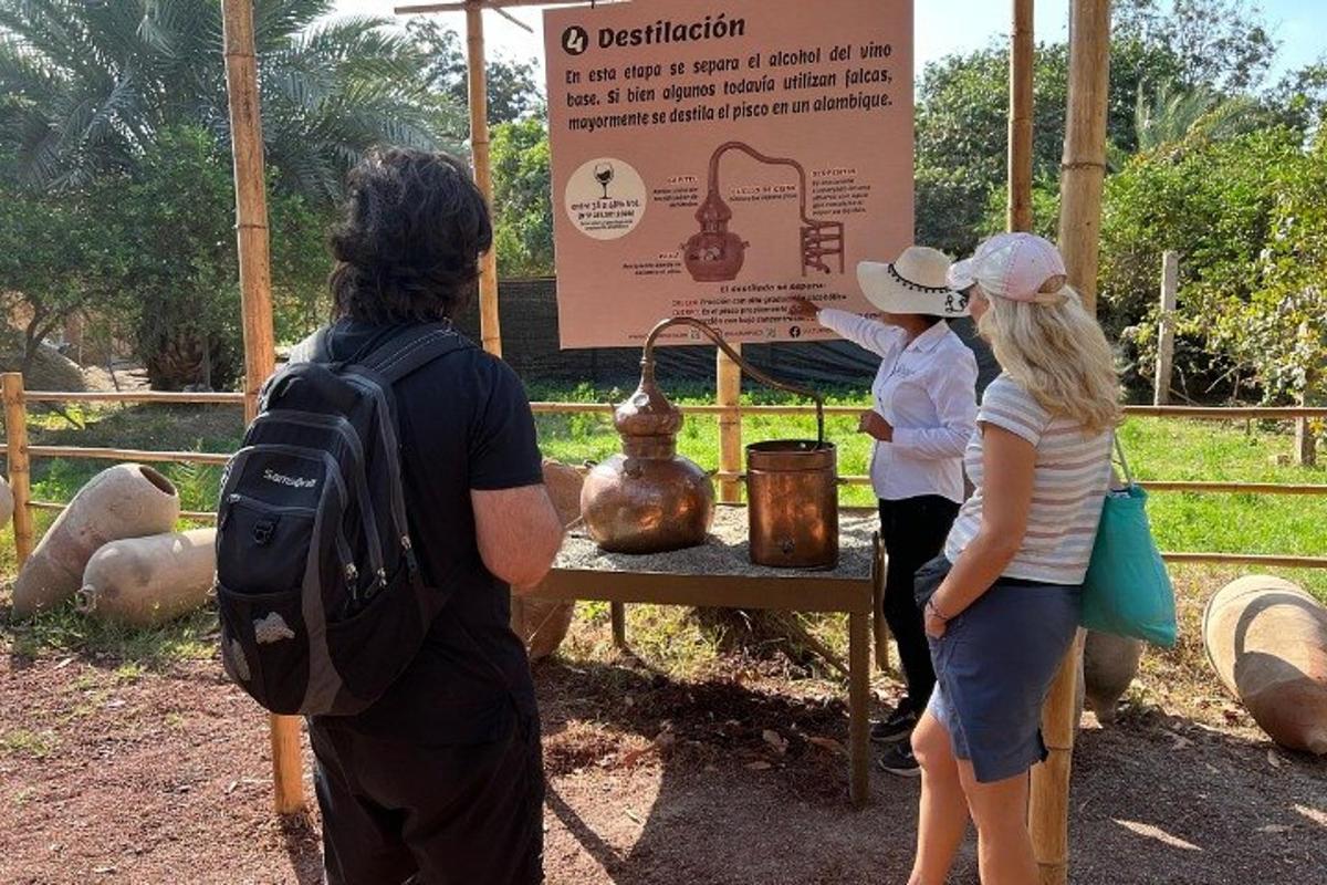 um grupo de pessoas olhando para uma placa com uma chaleira