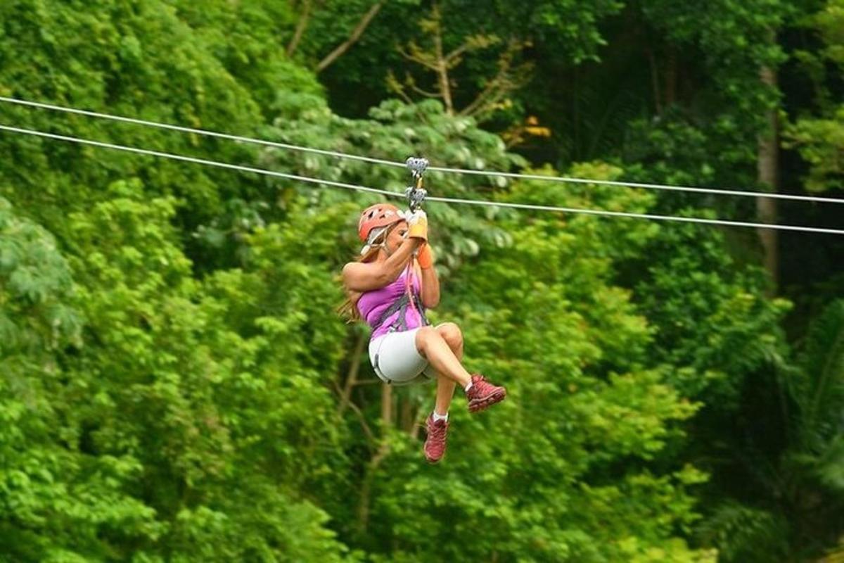 una donna è su una teleferica