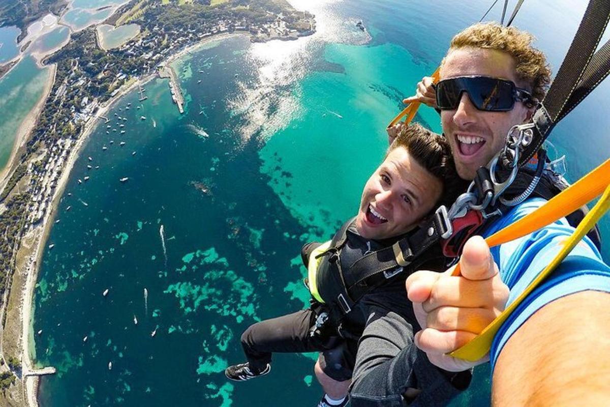 ein Mann und ein kleiner Junge fliegen über das Wasser