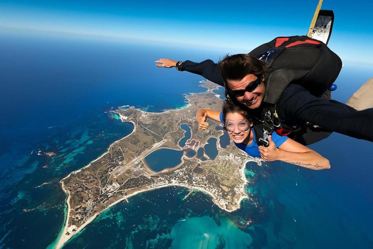 ein Mann und eine Frau fliegen über den Ozean