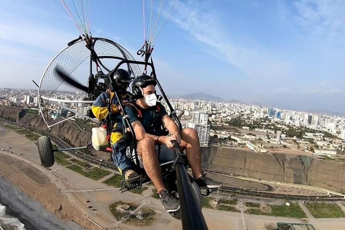 twee mensen zitten in een parachute