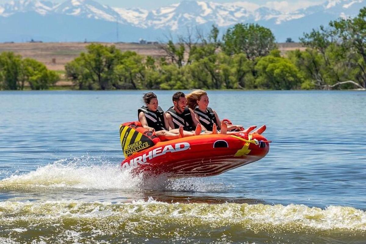 un grup de persones que viatgen en una barca per un llac