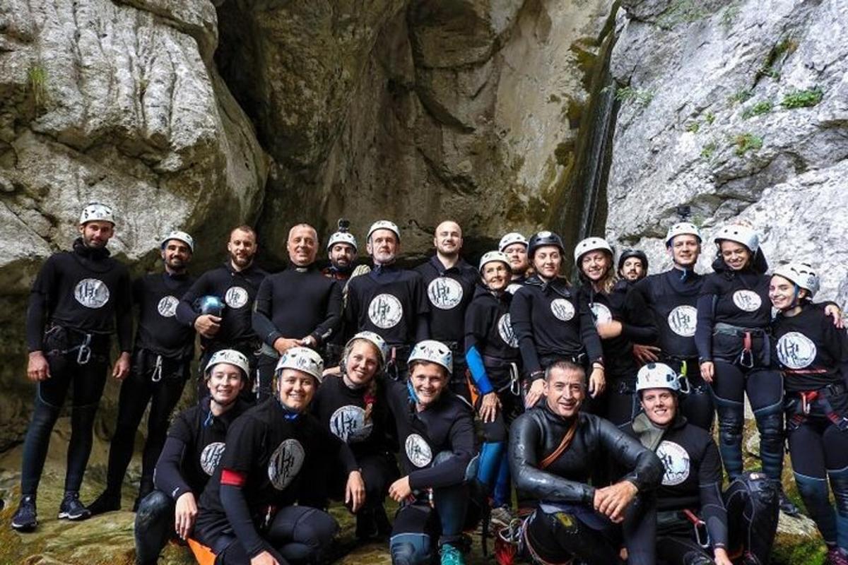 grupp inimesi poseerib koopas pildi jaoks