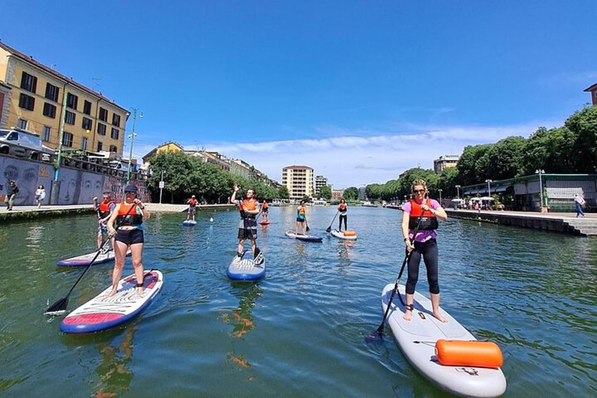 Un grupo de personas en tablas de paddle surf en el agua