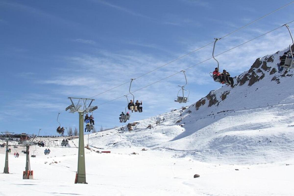 un gruppo di persone che sale su uno skilift sulla neve