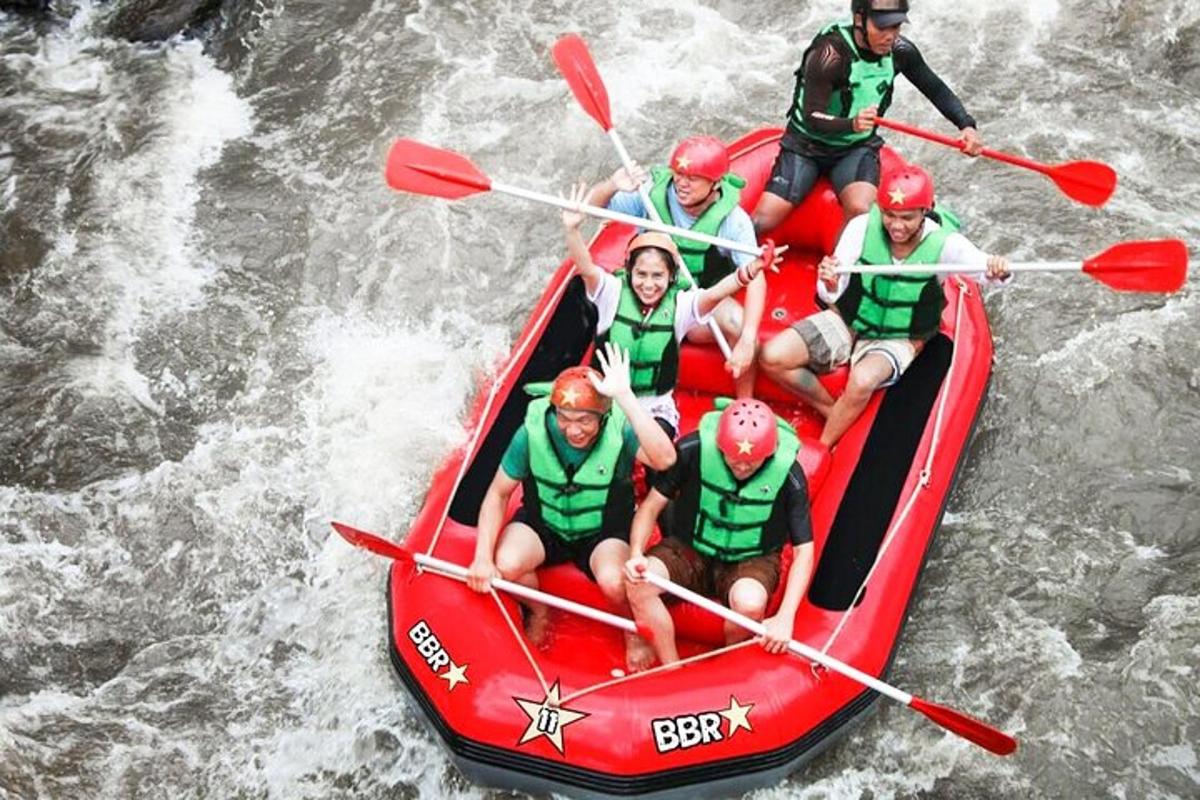 um grupo de pessoas em um barco vermelho na água