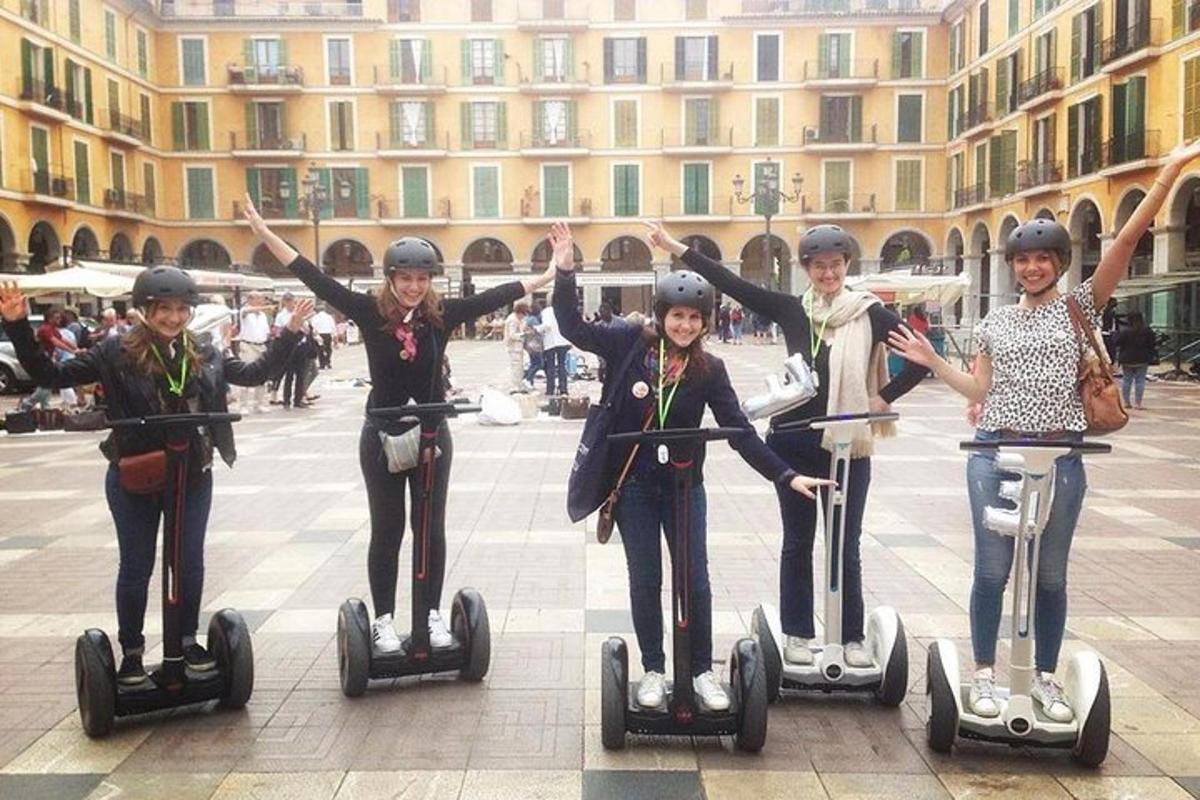 un gruppo di persone che guidano i segway in una città