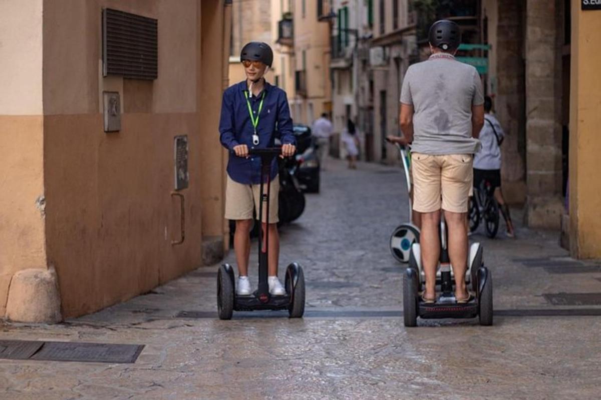due persone stanno guidando dei segift lungo una strada