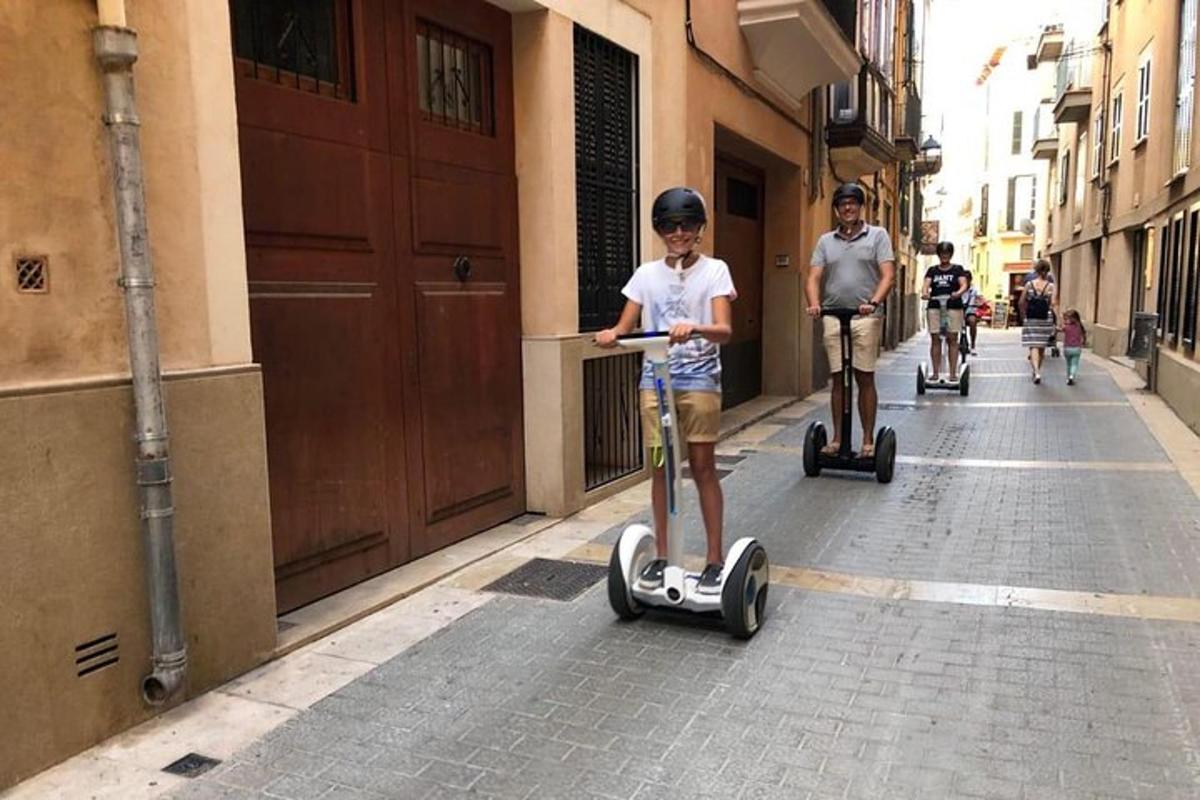due giovani ragazzi che guidano gli scooter lungo una strada