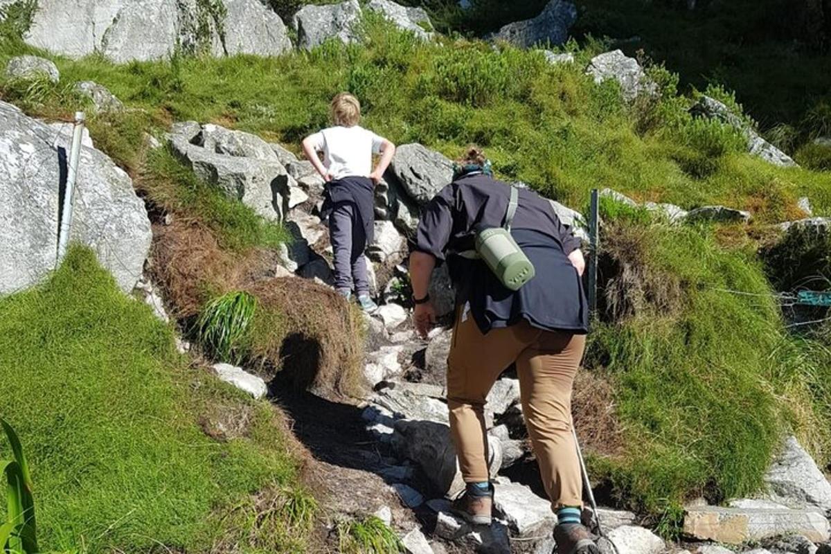 par af fólki að ganga niður grýtta slóð