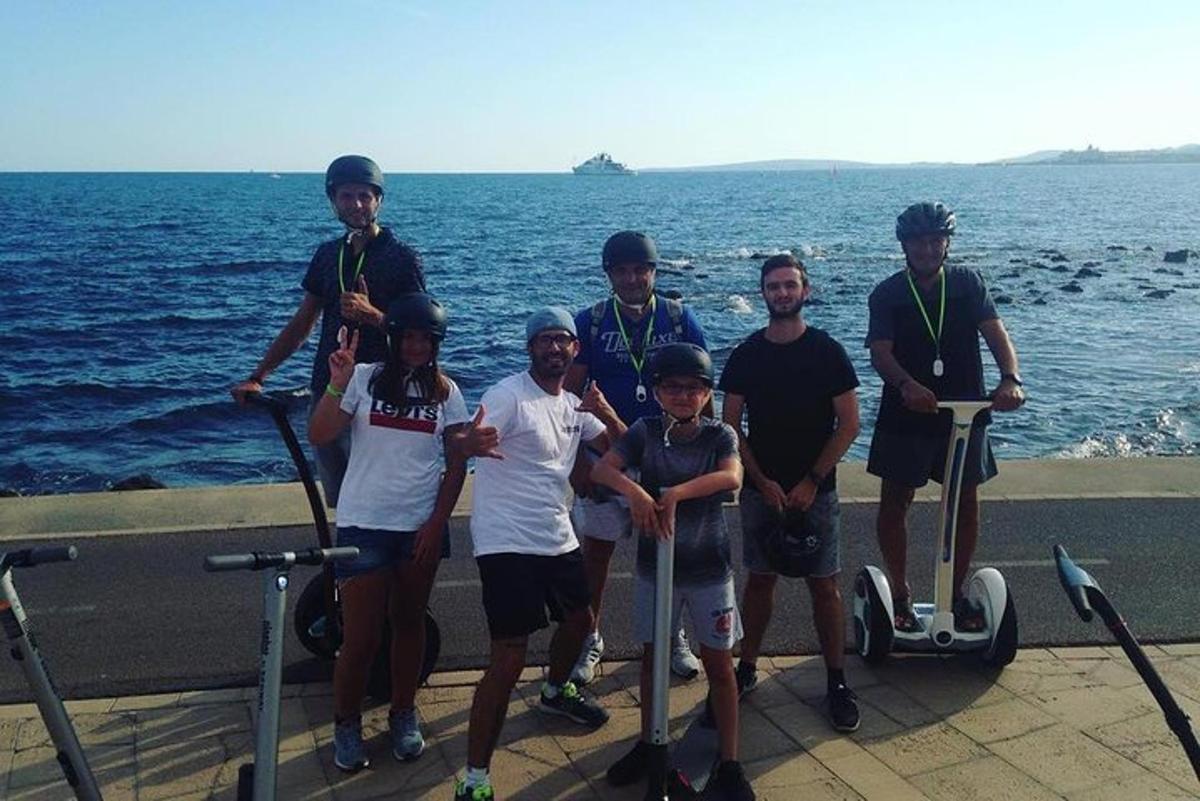 un gruppo di persone in posa per una foto su una barca