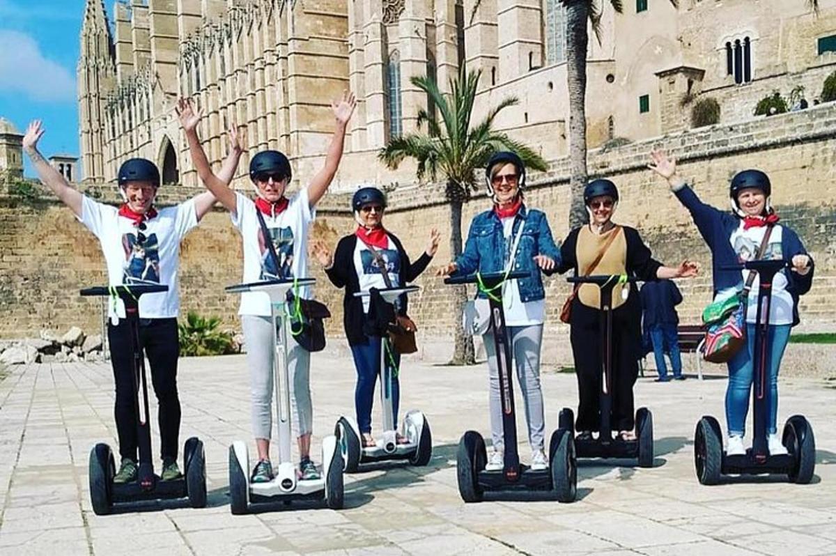 un gruppo di persone in sella a dei segift davanti a un edificio