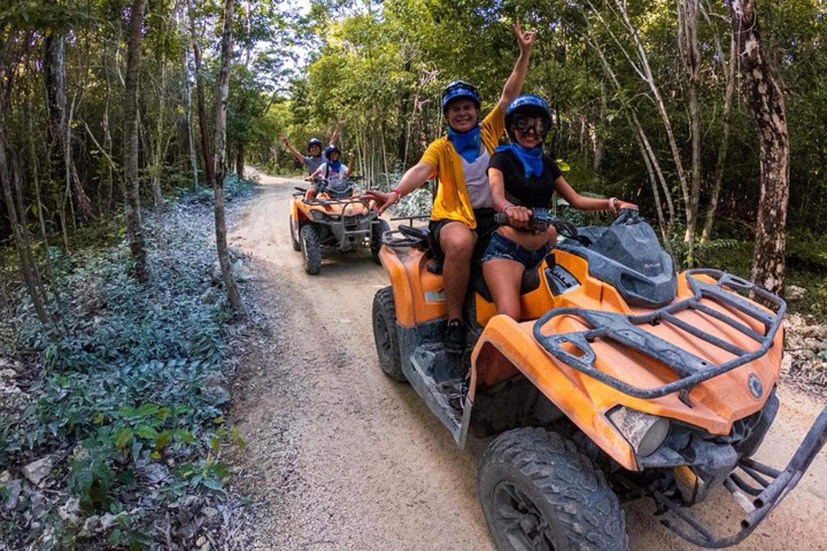 un grup de persones que condueixen quads per un camí de terra