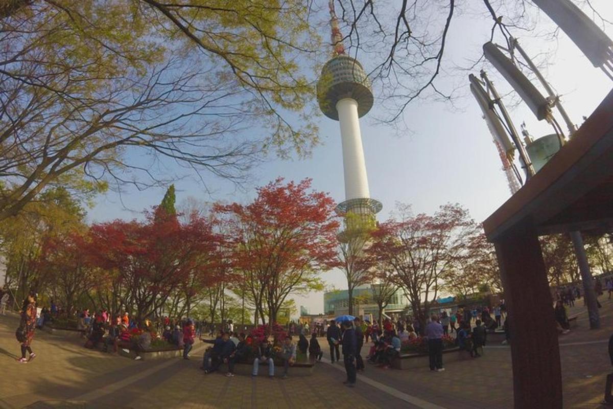 una folla di persone sedute davanti a una torre