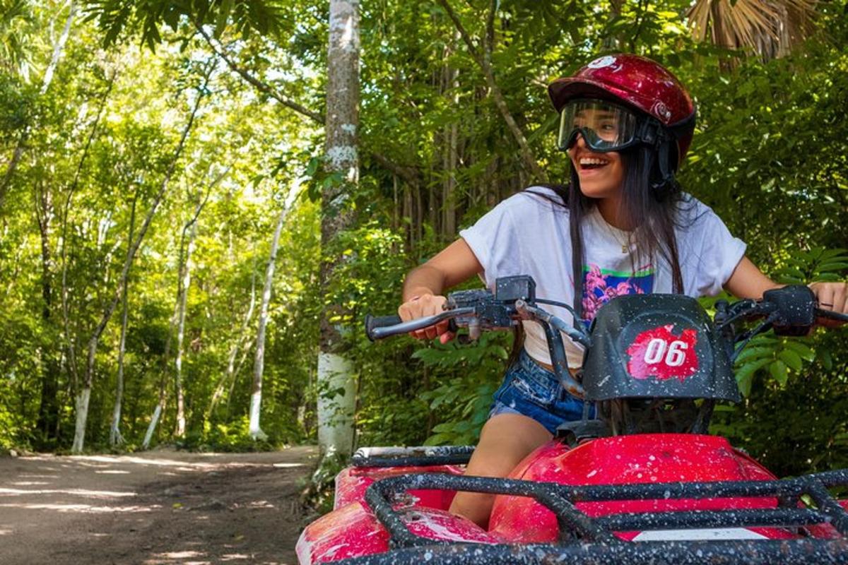 una giovane ragazza in sella a una motocicletta lungo un sentiero