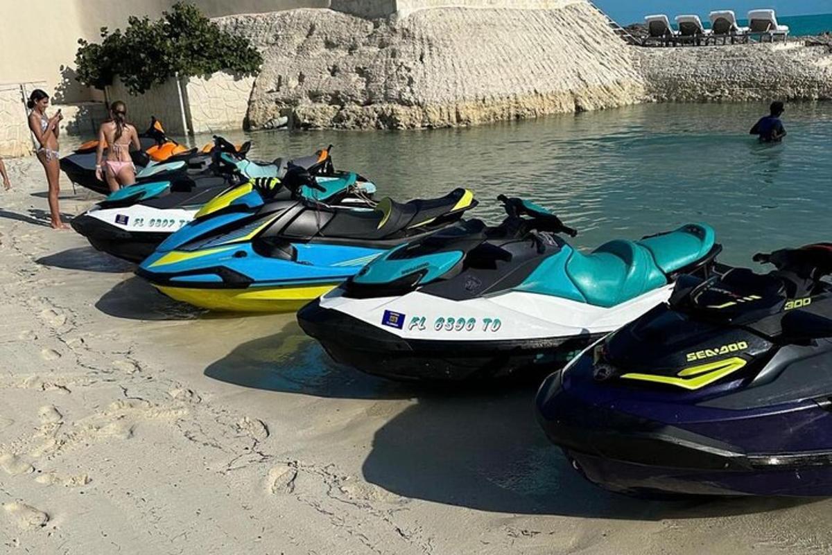 μια ομάδα από τζετ σκάφη παρκαρισμένα στην παραλία