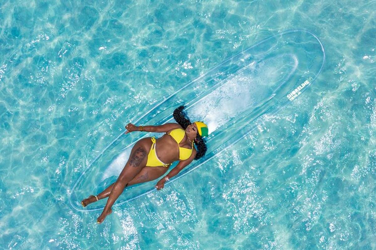 une femme chevauchant une vague sur une planche de surf dans l'eau
