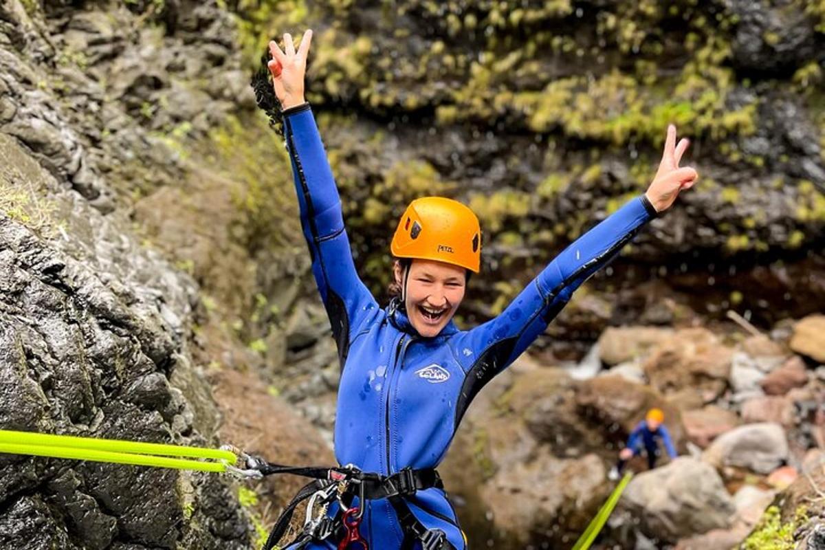 maður á fleka með hendurnar í loftinu