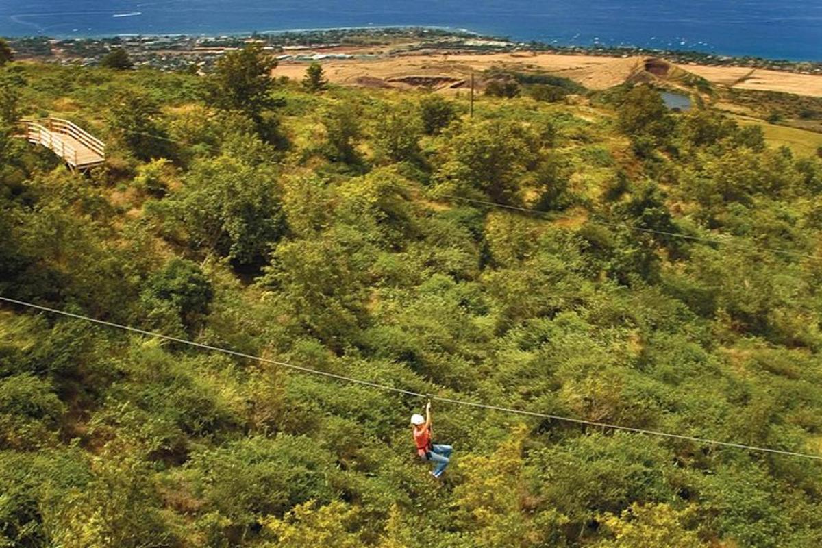 osoba stojí na zipline
