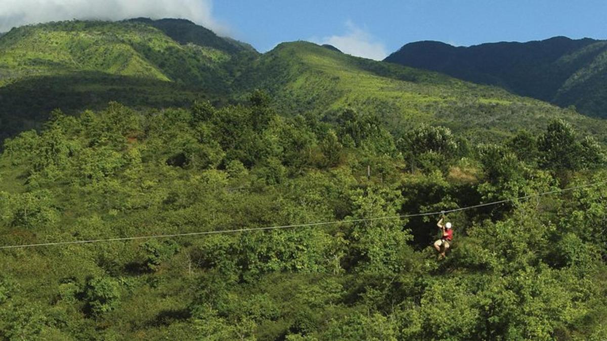 una persona che cammina su una teleferica in montagna