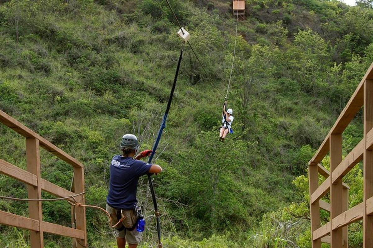 un uomo su una teleferica con due persone su una collina