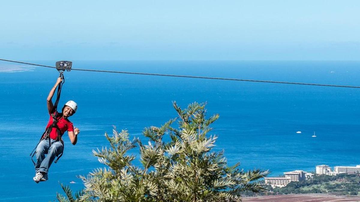 muž visí z lana na zipline