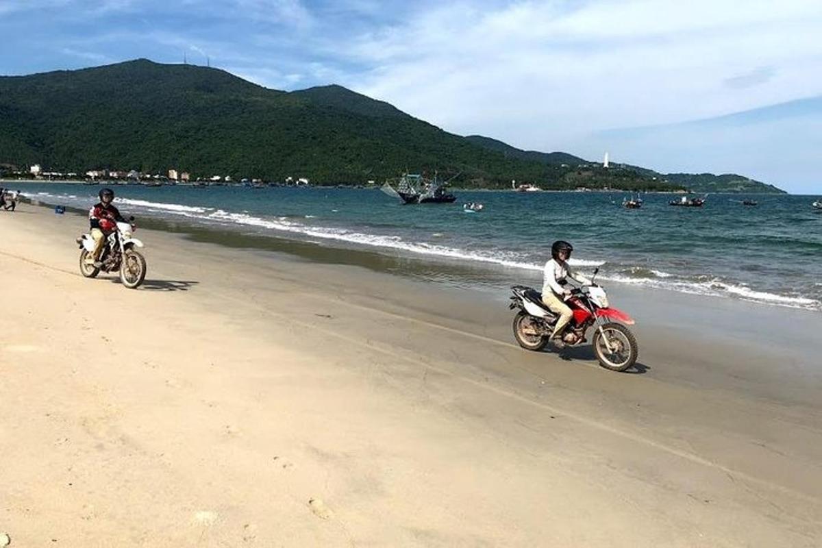 két ember motorozik a tengerparton