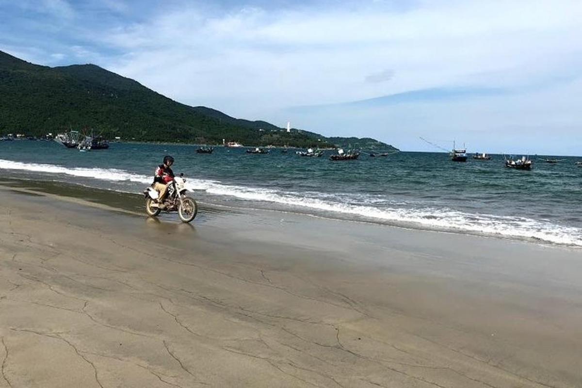 una persona que va en motocicleta a la platja