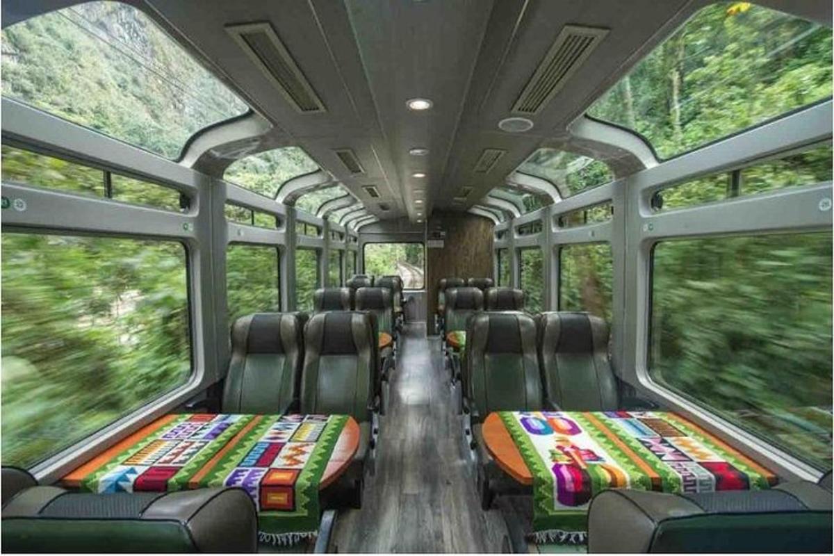 een treinwagon met lege stoelen in het midden