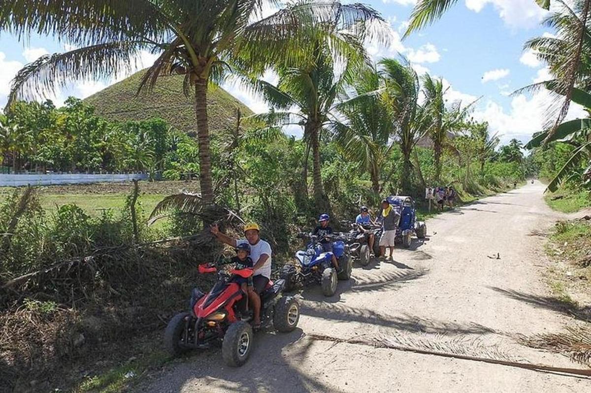 un gruppo di persone in motocicletta lungo una strada sterrata