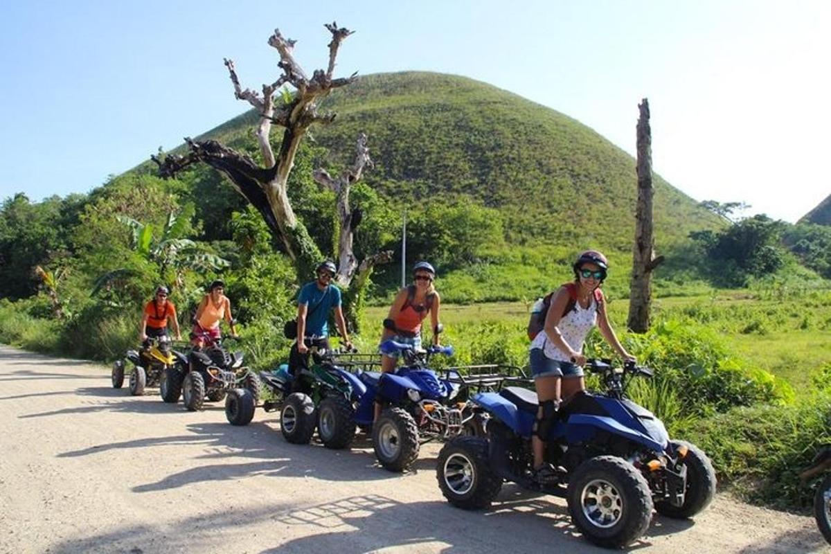 un gruppo di persone che guidano quad su una strada