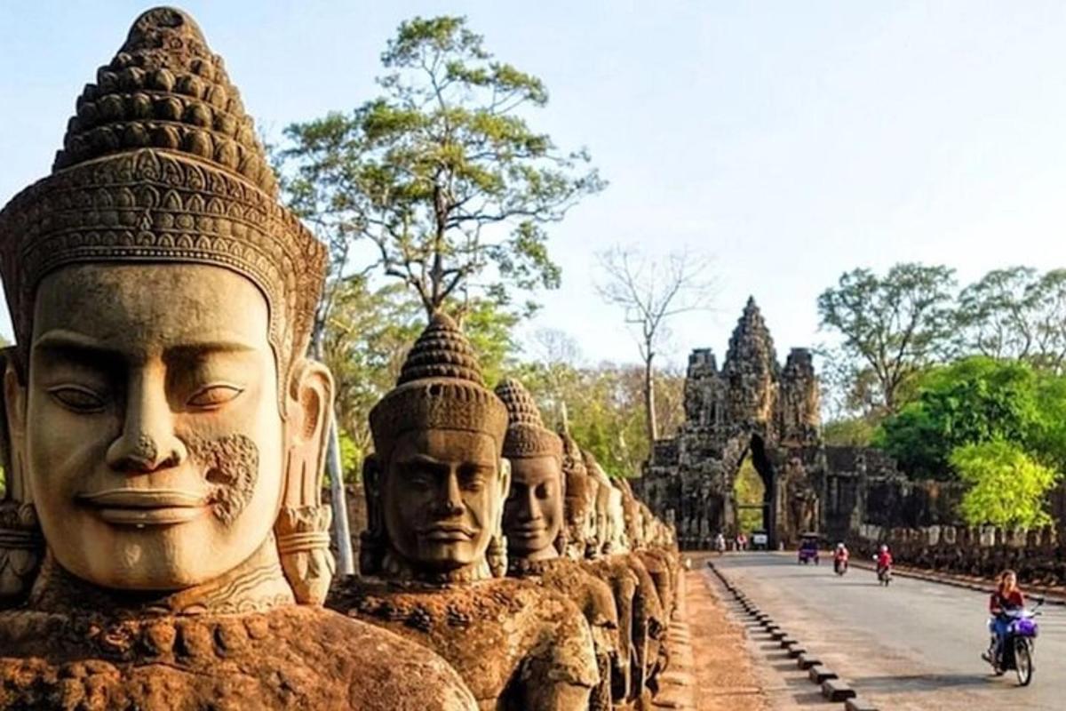 một hàng tượng xếp hàng trên phố