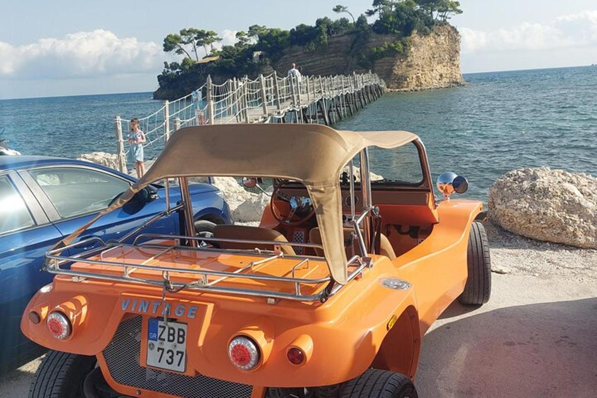 oranžové auto zaparkované pri vode