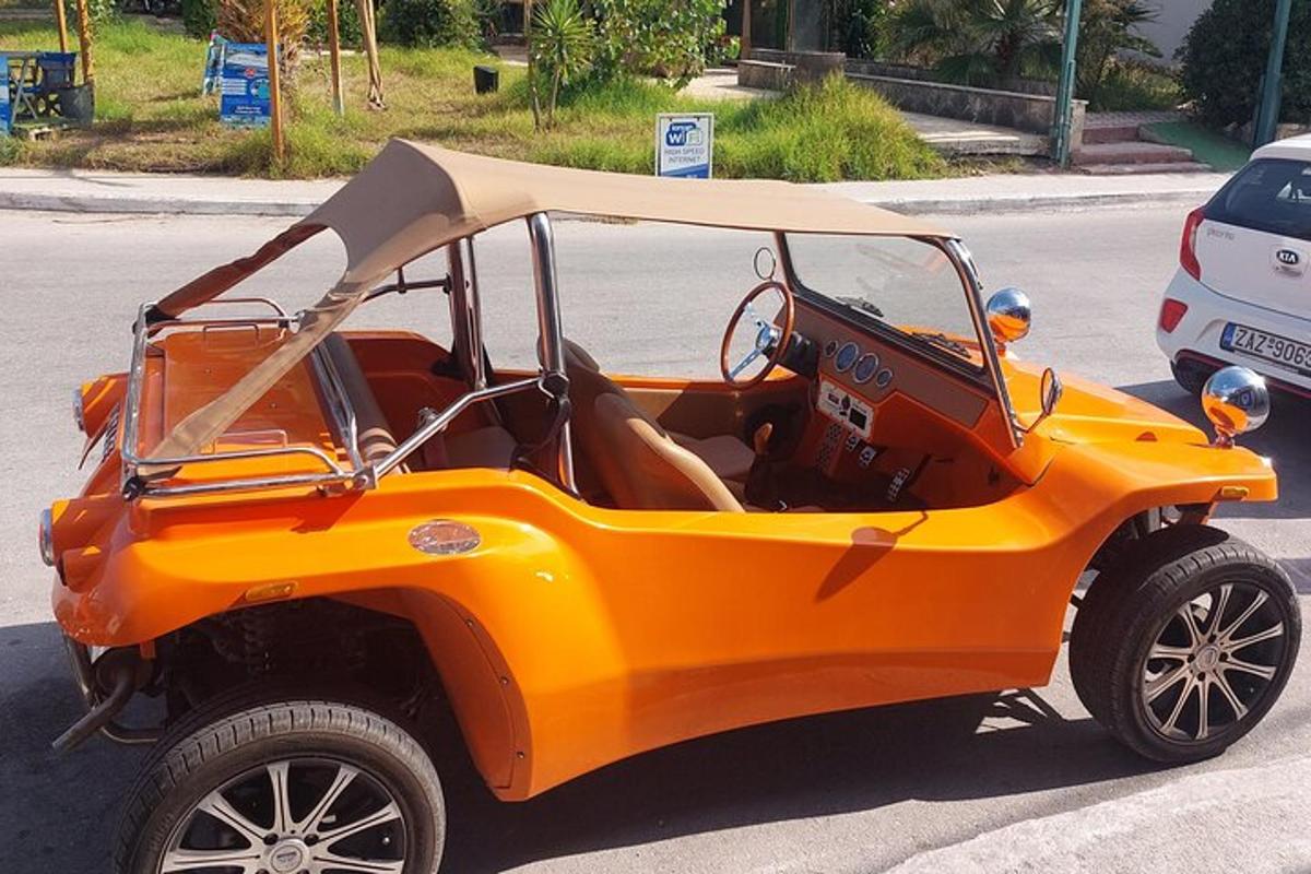 oranžen golf voziček parkiran na ulici