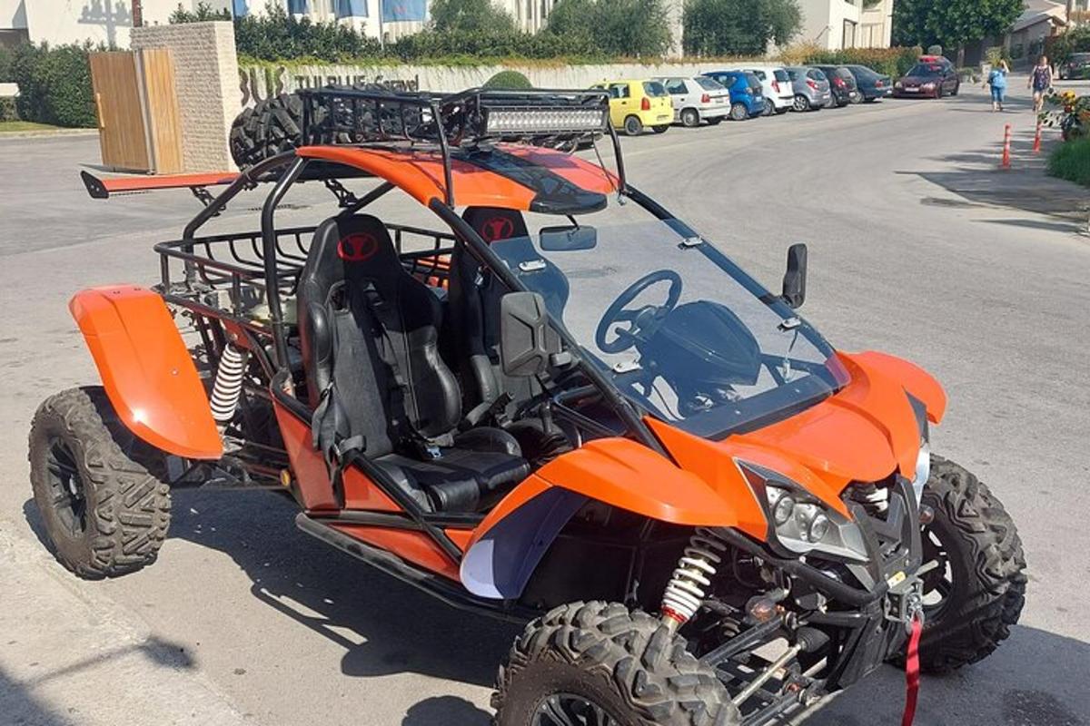 주차장에 주차된 오렌지색 ATV