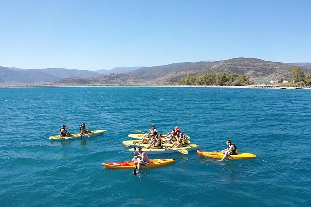 група људи у кајацима на воденој површини