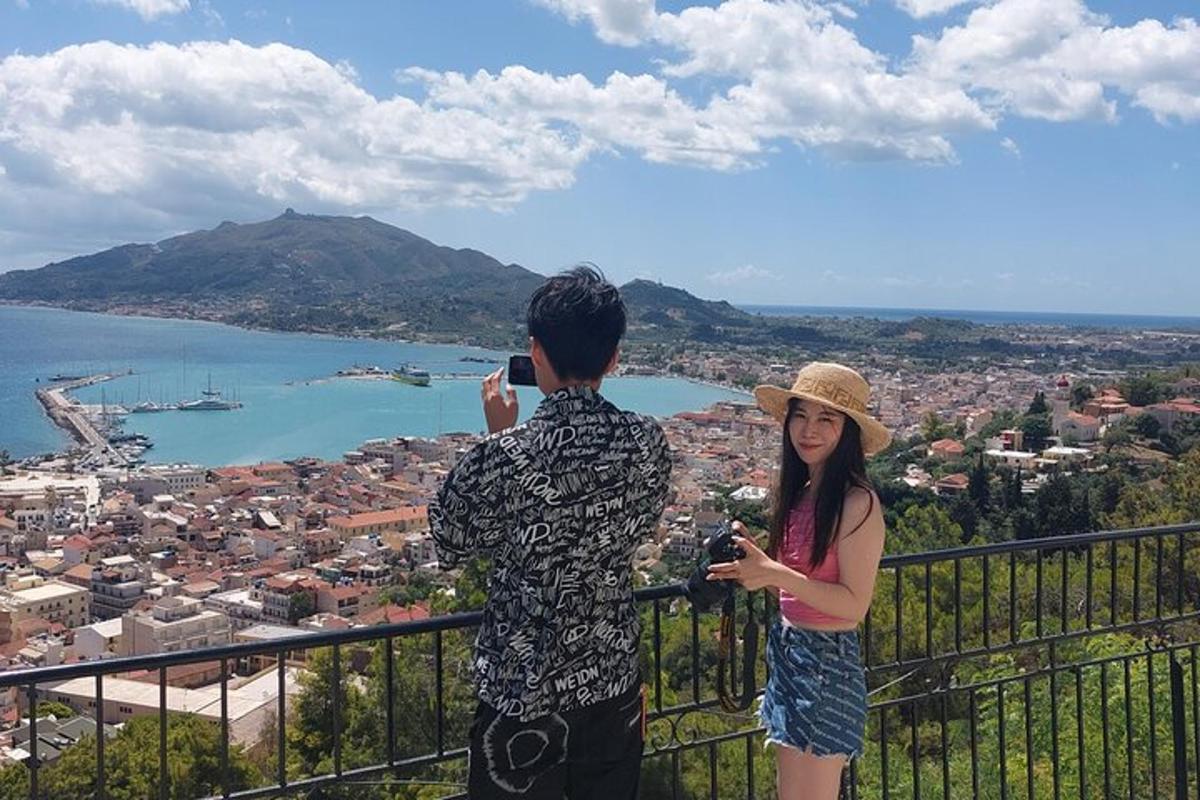 moški in ženska fotografirata mesto