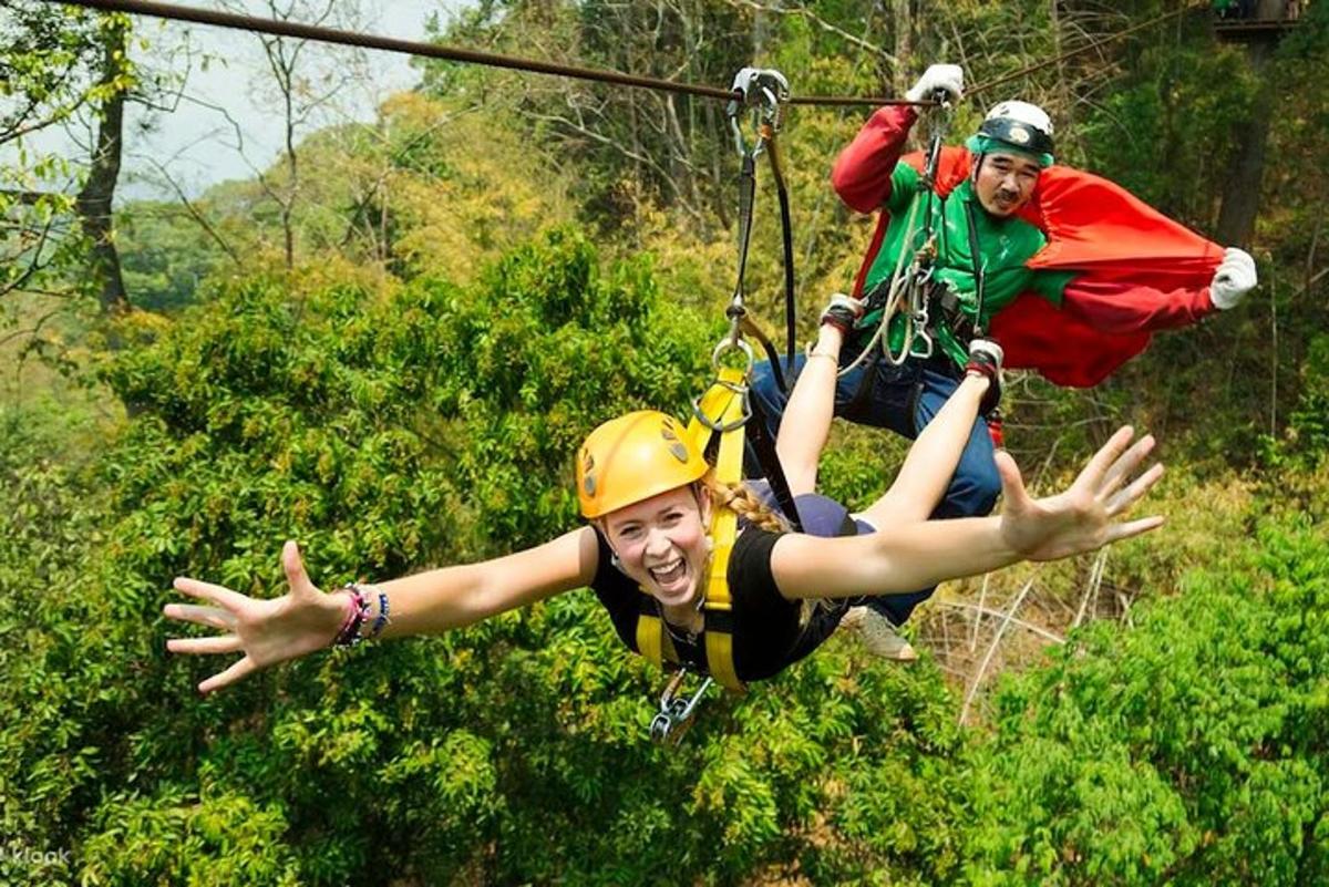 dvaja ľudia jazdiaci na zipline