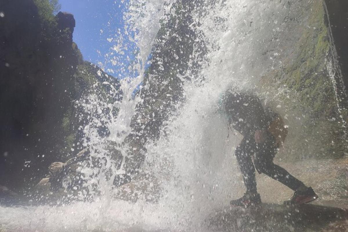 una persona dempeus davant d'una cascada