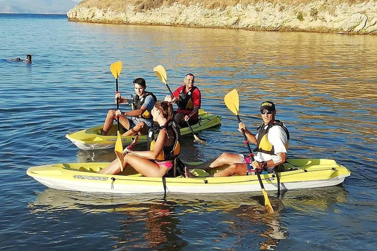 група људи у кајацима на води