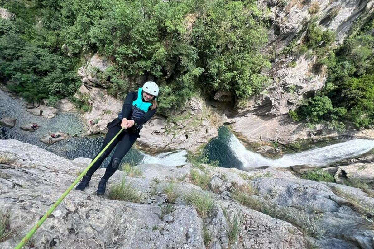 una persona dreta sobre una roca en un riu