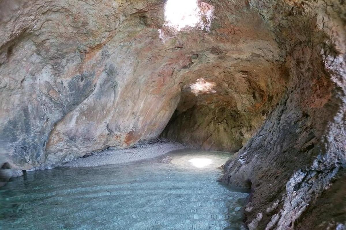 пећина са базеном воде у њој