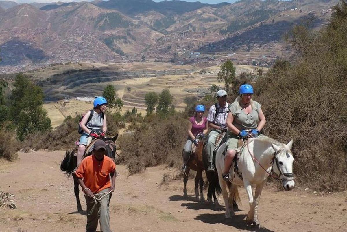 un grup de persones muntant a cavall per una muntanya