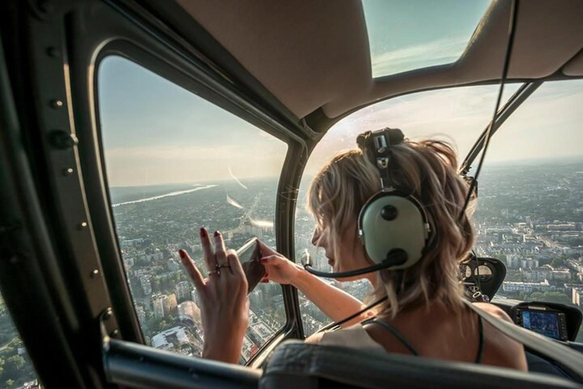 žena dívající se z okna letadla