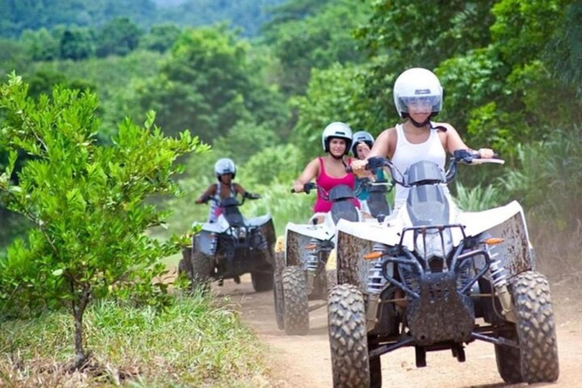 sekumpulan orang menunggang atv di jalan tanah