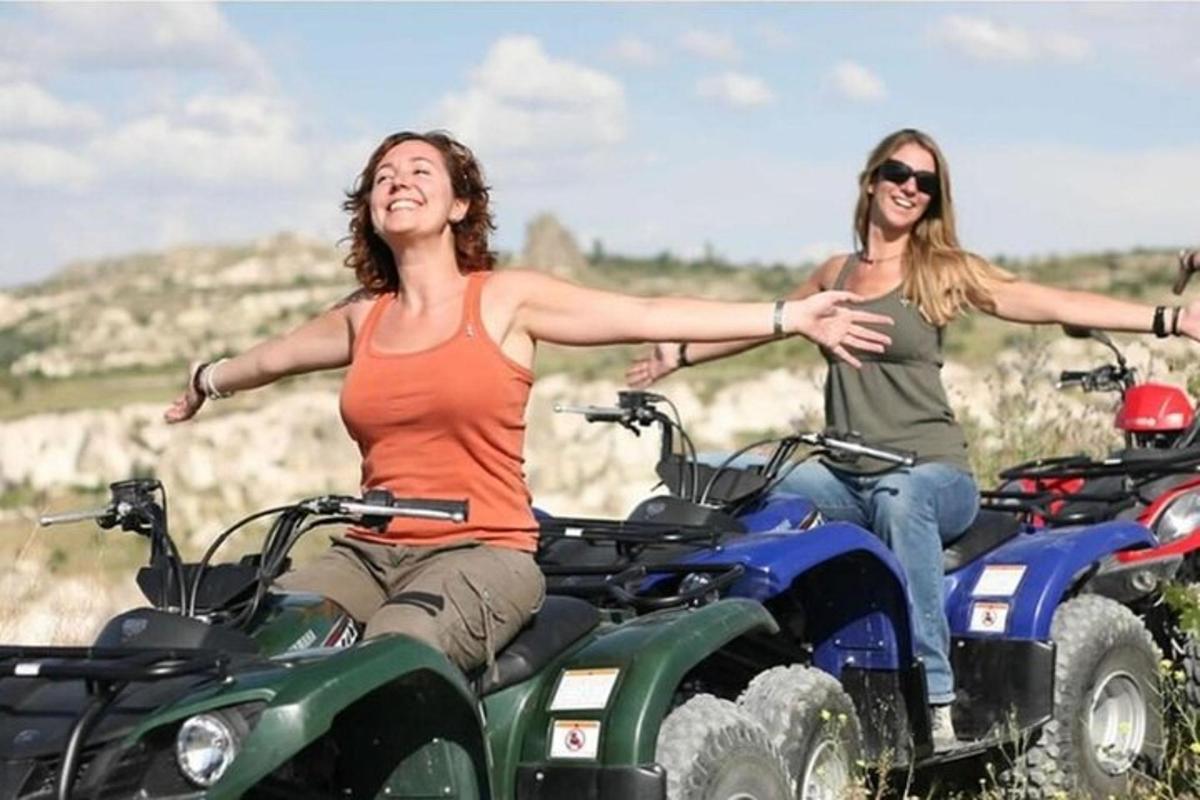 dua wanita sedang menunggang atv di atas padang