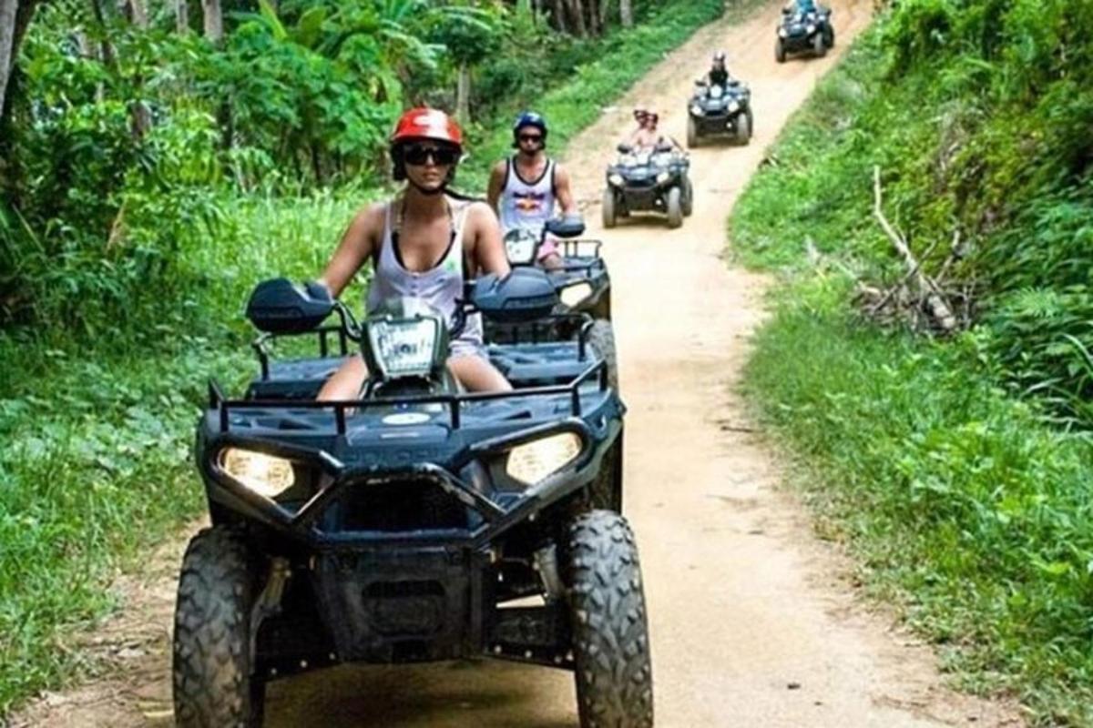 sekumpulan orang yang menaiki atv menyusuri jalan tanah