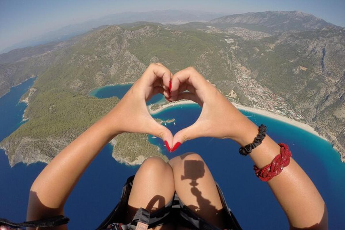 Ένα ζευγάρι γυναικών που κάνουν ένα σήμα καρδιάς με τα χέρια τους