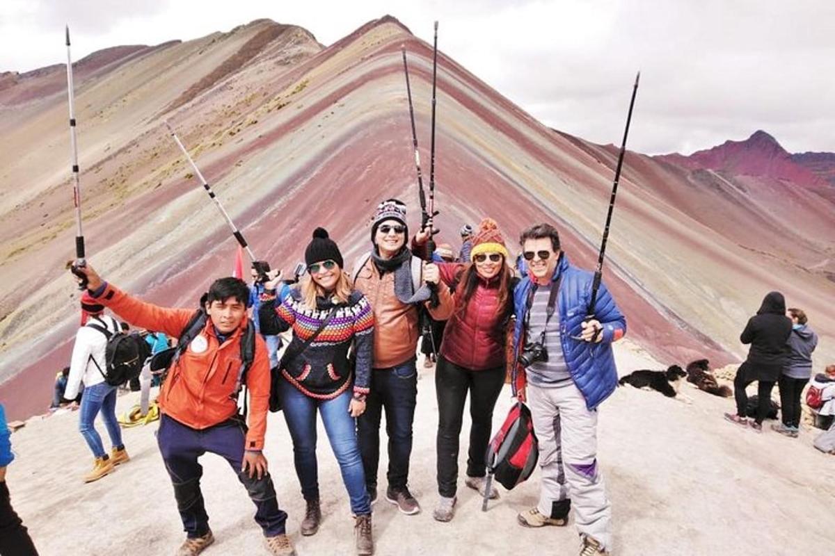 um grupo de pessoas posando para uma foto no topo de uma montanha
